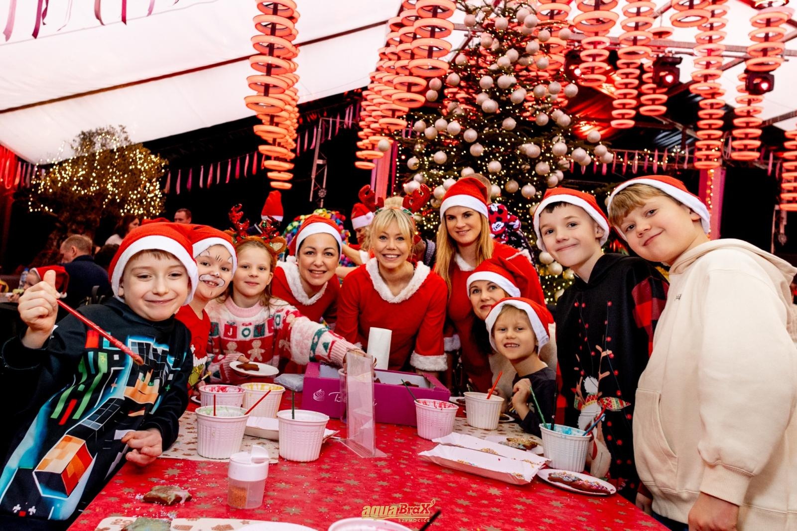 Zdjęcie w galerii na portalu naszraciborz.pl: Pierwsze Mikołajki w AquaBrax. Świąteczna baśń w Szymocicach wiadomości z regionu