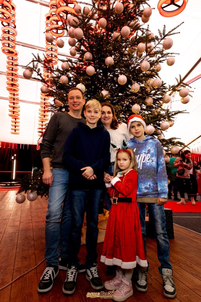 Zdjęcie w galerii na portalu naszraciborz.pl: Pierwsze Mikołajki w AquaBrax. Świąteczna baśń w Szymocicach wiadomości z regionu