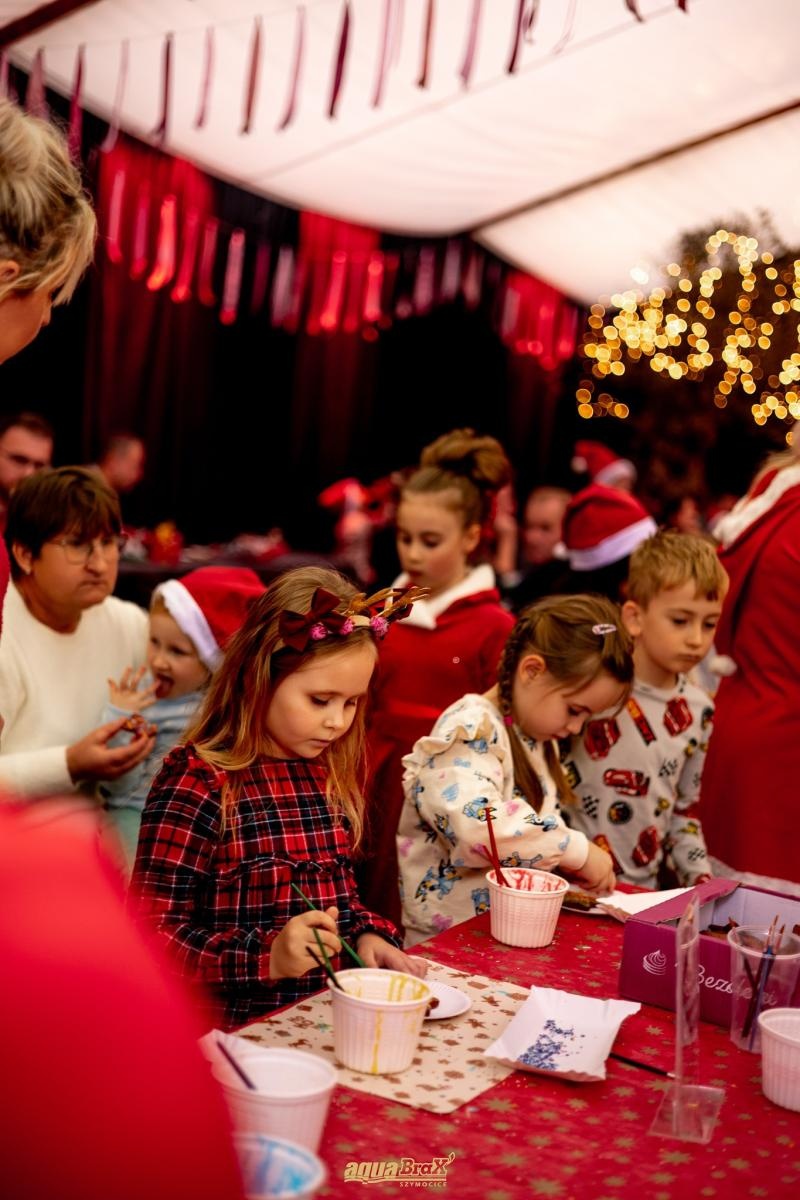 Zdjęcie w galerii na portalu naszraciborz.pl: Pierwsze Mikołajki w AquaBrax. Świąteczna baśń w Szymocicach wiadomości z regionu