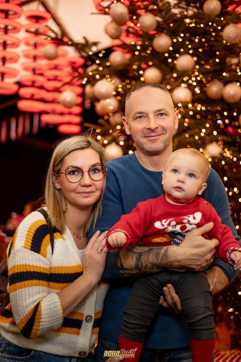 Zdjęcie w galerii na portalu naszraciborz.pl: Pierwsze Mikołajki w AquaBrax. Świąteczna baśń w Szymocicach wiadomości z regionu