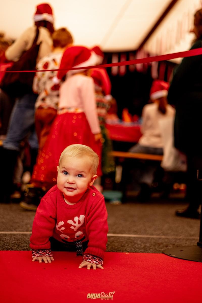 Zdjęcie w galerii na portalu naszraciborz.pl: Pierwsze Mikołajki w AquaBrax. Świąteczna baśń w Szymocicach wiadomości z regionu