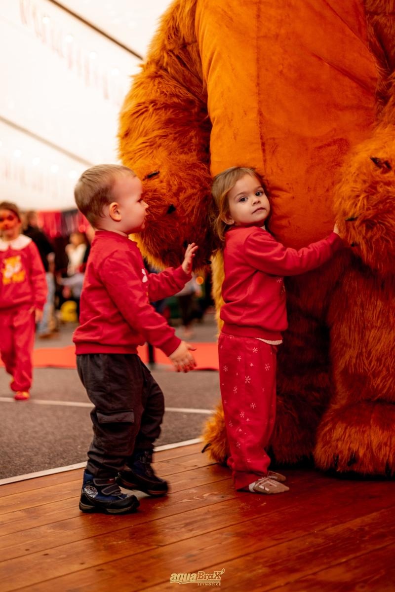 Zdjęcie w galerii na portalu naszraciborz.pl: Pierwsze Mikołajki w AquaBrax. Świąteczna baśń w Szymocicach wiadomości z regionu