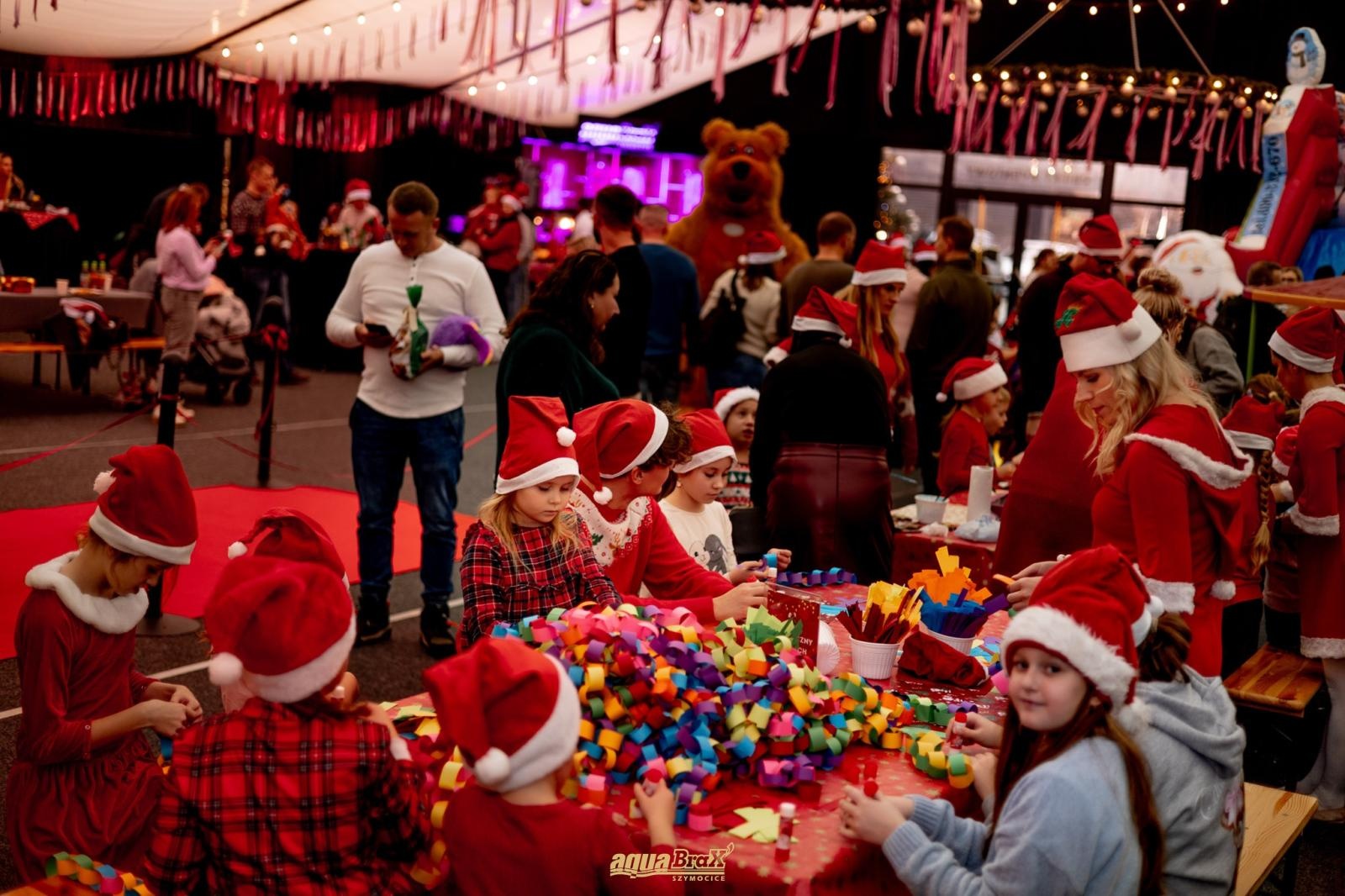 Zdjęcie w galerii na portalu naszraciborz.pl: Pierwsze Mikołajki w AquaBrax. Świąteczna baśń w Szymocicach wiadomości z regionu