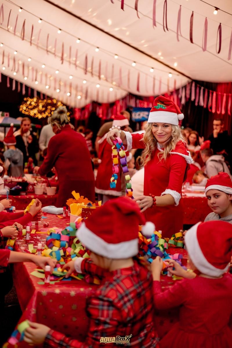 Zdjęcie w galerii na portalu naszraciborz.pl: Pierwsze Mikołajki w AquaBrax. Świąteczna baśń w Szymocicach wiadomości z regionu