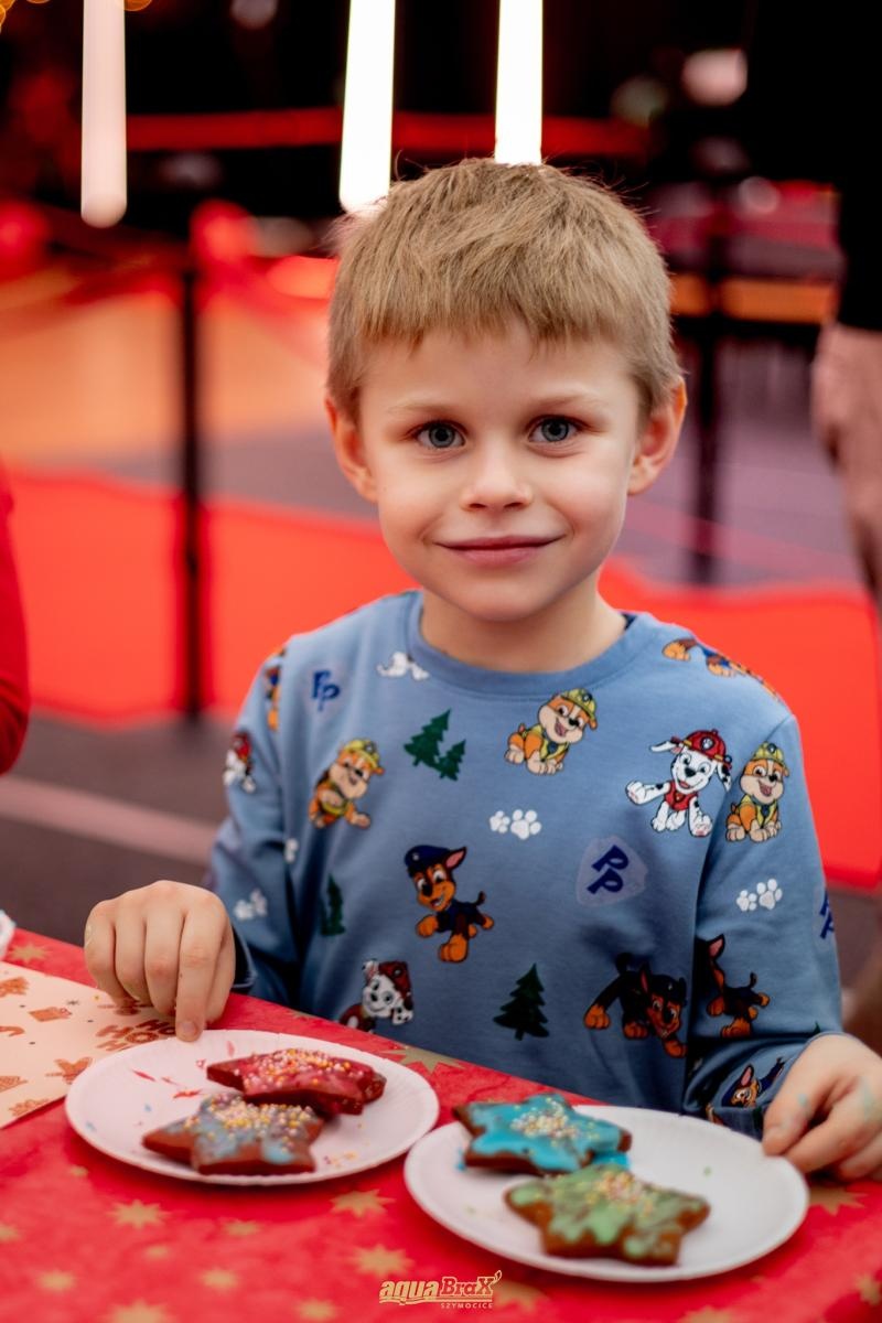 Zdjęcie w galerii na portalu naszraciborz.pl: Pierwsze Mikołajki w AquaBrax. Świąteczna baśń w Szymocicach wiadomości z regionu