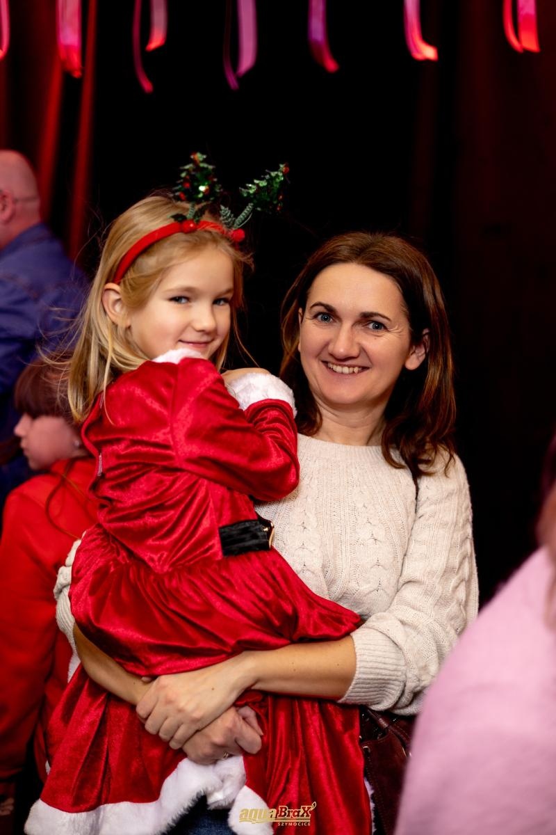 Zdjęcie w galerii na portalu naszraciborz.pl: Pierwsze Mikołajki w AquaBrax. Świąteczna baśń w Szymocicach wiadomości z regionu