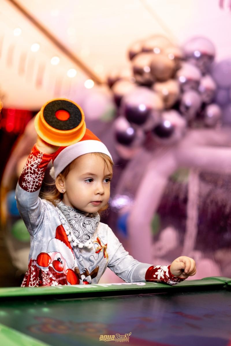 Zdjęcie w galerii na portalu naszraciborz.pl: Pierwsze Mikołajki w AquaBrax. Świąteczna baśń w Szymocicach wiadomości z regionu