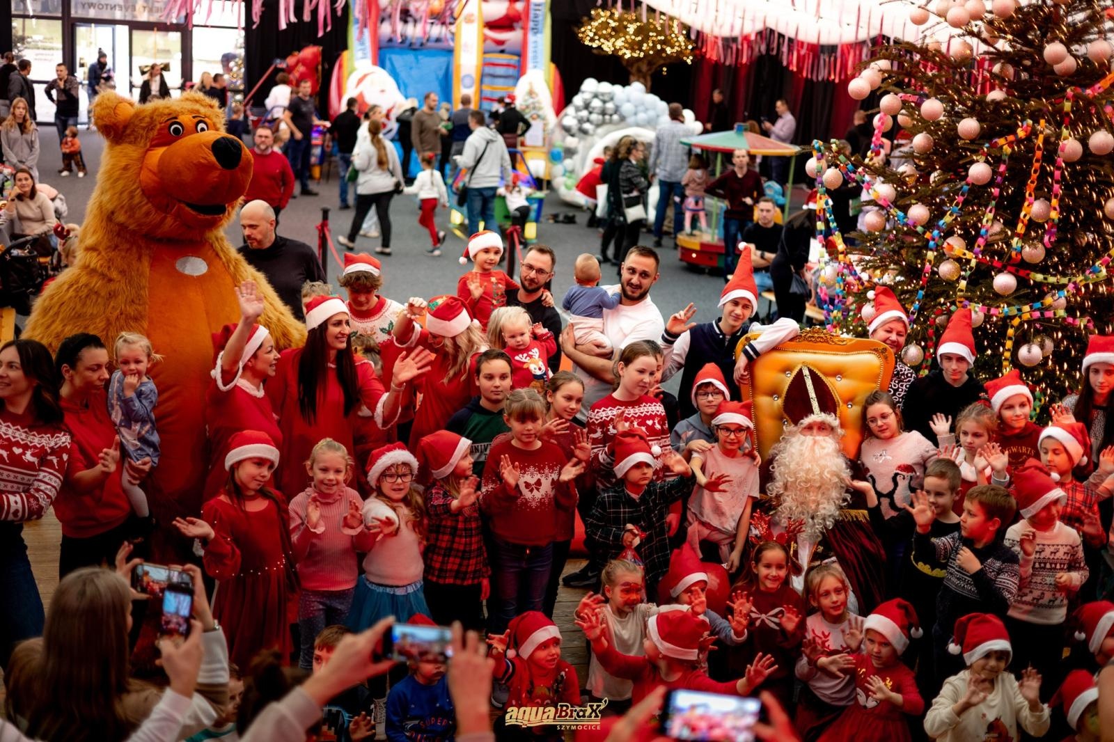 Zdjęcie w galerii na portalu naszraciborz.pl: Pierwsze Mikołajki w AquaBrax. Świąteczna baśń w Szymocicach wiadomości z regionu