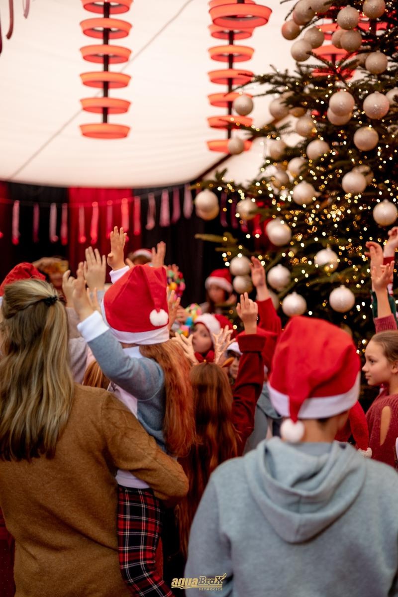 Zdjęcie w galerii na portalu naszraciborz.pl: Pierwsze Mikołajki w AquaBrax. Świąteczna baśń w Szymocicach wiadomości z regionu