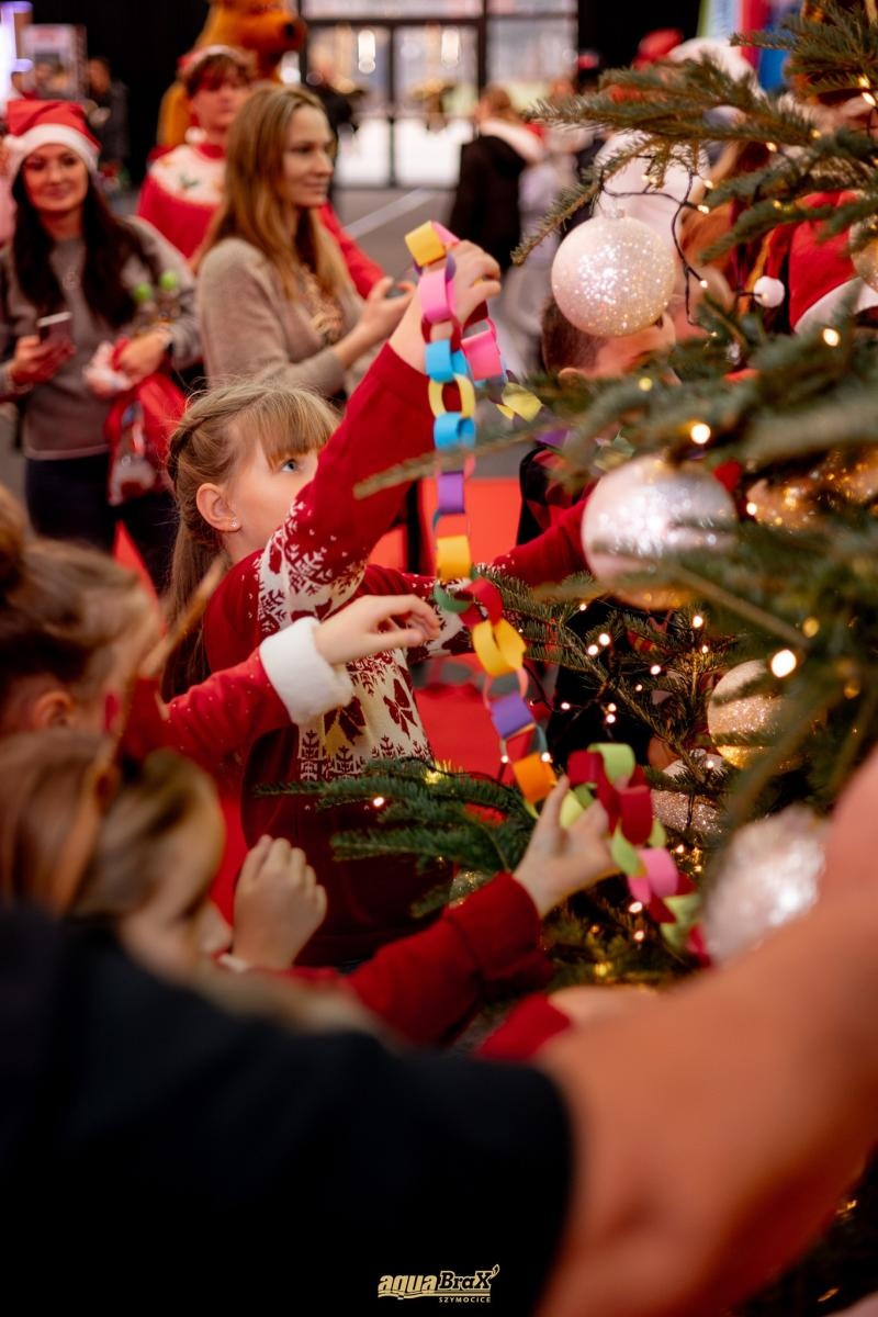 Zdjęcie w galerii na portalu naszraciborz.pl: Pierwsze Mikołajki w AquaBrax. Świąteczna baśń w Szymocicach wiadomości z regionu
