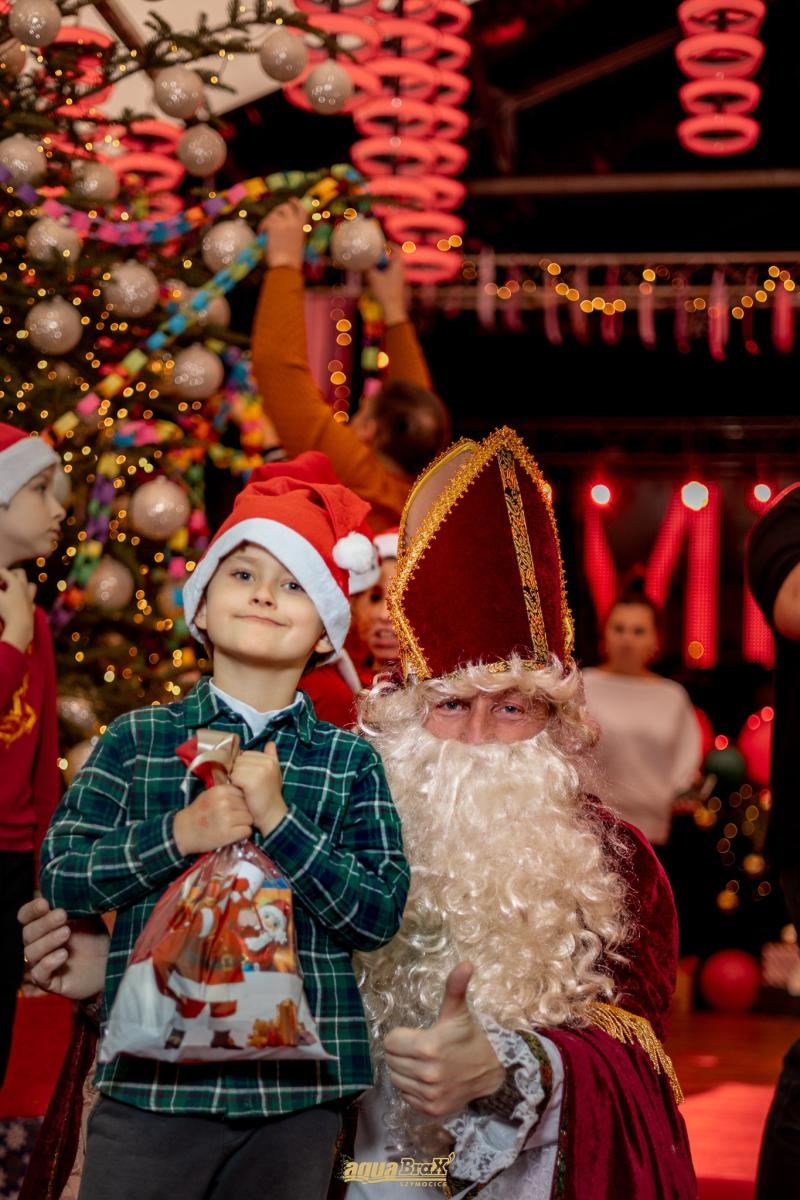Zdjęcie w galerii na portalu naszraciborz.pl: Pierwsze Mikołajki w AquaBrax. Świąteczna baśń w Szymocicach wiadomości z regionu