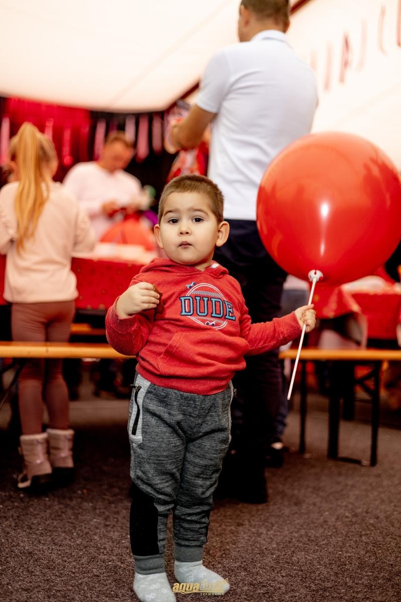Zdjęcie w galerii na portalu naszraciborz.pl: Pierwsze Mikołajki w AquaBrax. Świąteczna baśń w Szymocicach wiadomości z regionu