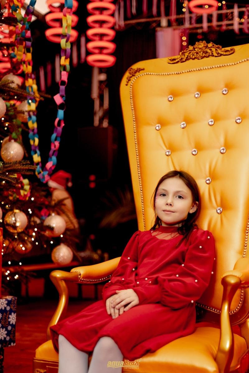 Zdjęcie w galerii na portalu naszraciborz.pl: Pierwsze Mikołajki w AquaBrax. Świąteczna baśń w Szymocicach wiadomości z regionu