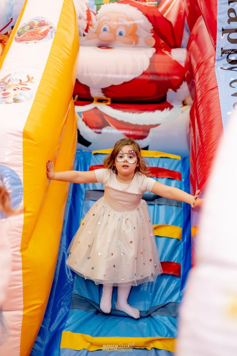 Zdjęcie w galerii na portalu naszraciborz.pl: Pierwsze Mikołajki w AquaBrax. Świąteczna baśń w Szymocicach wiadomości z regionu