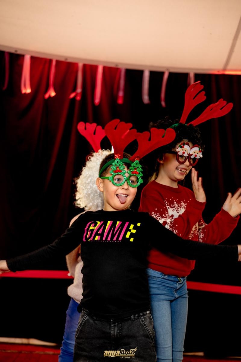 Zdjęcie w galerii na portalu naszraciborz.pl: Pierwsze Mikołajki w AquaBrax. Świąteczna baśń w Szymocicach wiadomości z regionu