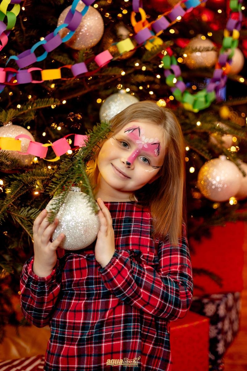 Zdjęcie w galerii na portalu naszraciborz.pl: Pierwsze Mikołajki w AquaBrax. Świąteczna baśń w Szymocicach wiadomości z regionu