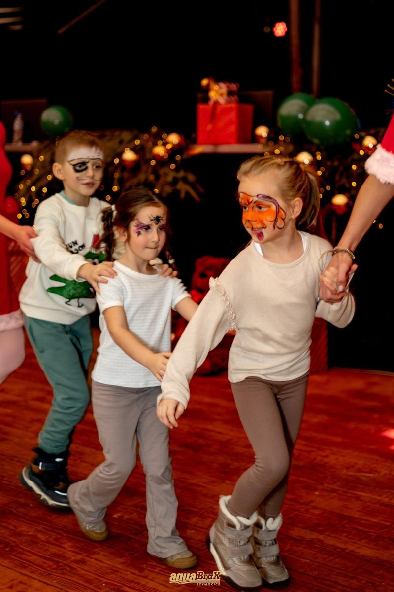 Zdjęcie w galerii na portalu naszraciborz.pl: Pierwsze Mikołajki w AquaBrax. Świąteczna baśń w Szymocicach wiadomości z regionu