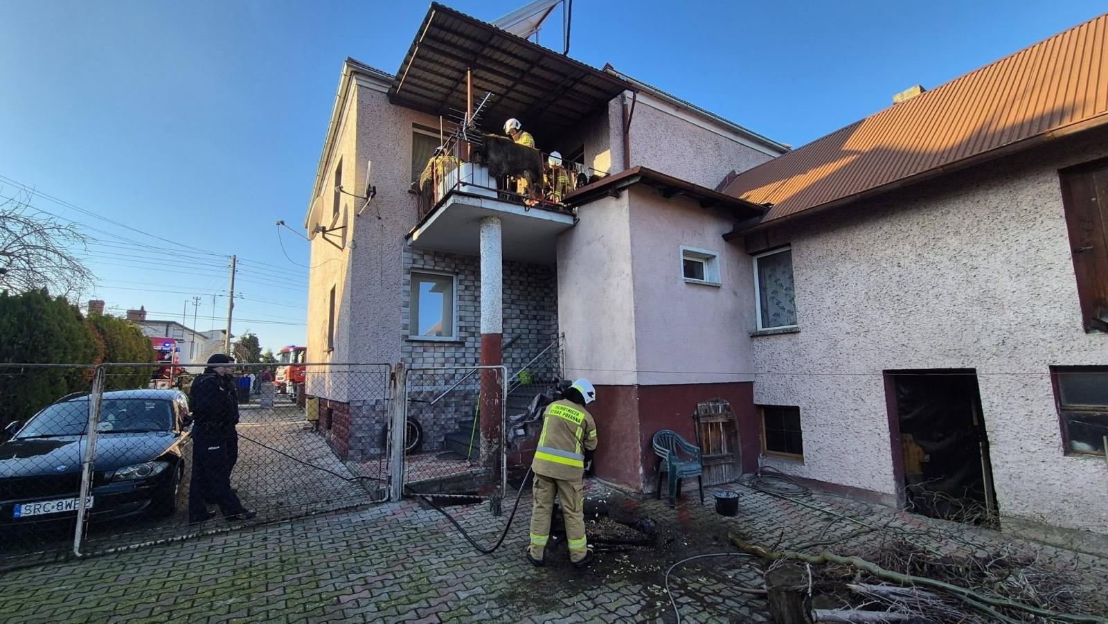 Zdjęcie w galerii na portalu naszraciborz.pl: Pożar wędzelnika na balkonie w Tworkowie. Interwencja strażaków przy ul. Długiej wiadomości z regionu
