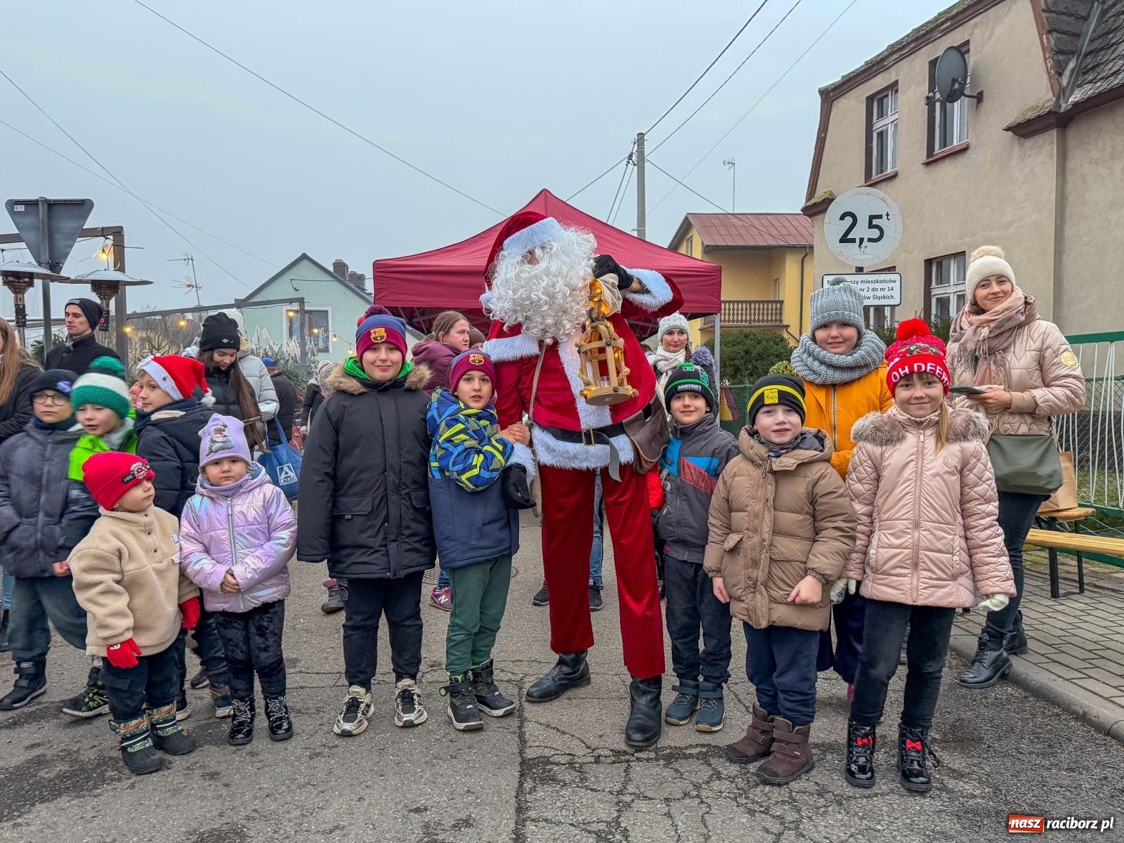 Zdjęcie w galerii na portalu naszraciborz.pl: Jarmark bożonarodzeniowy w Krowiarkach. Rodzinna atmosfera i świąteczne emocje wiadomości z regionu