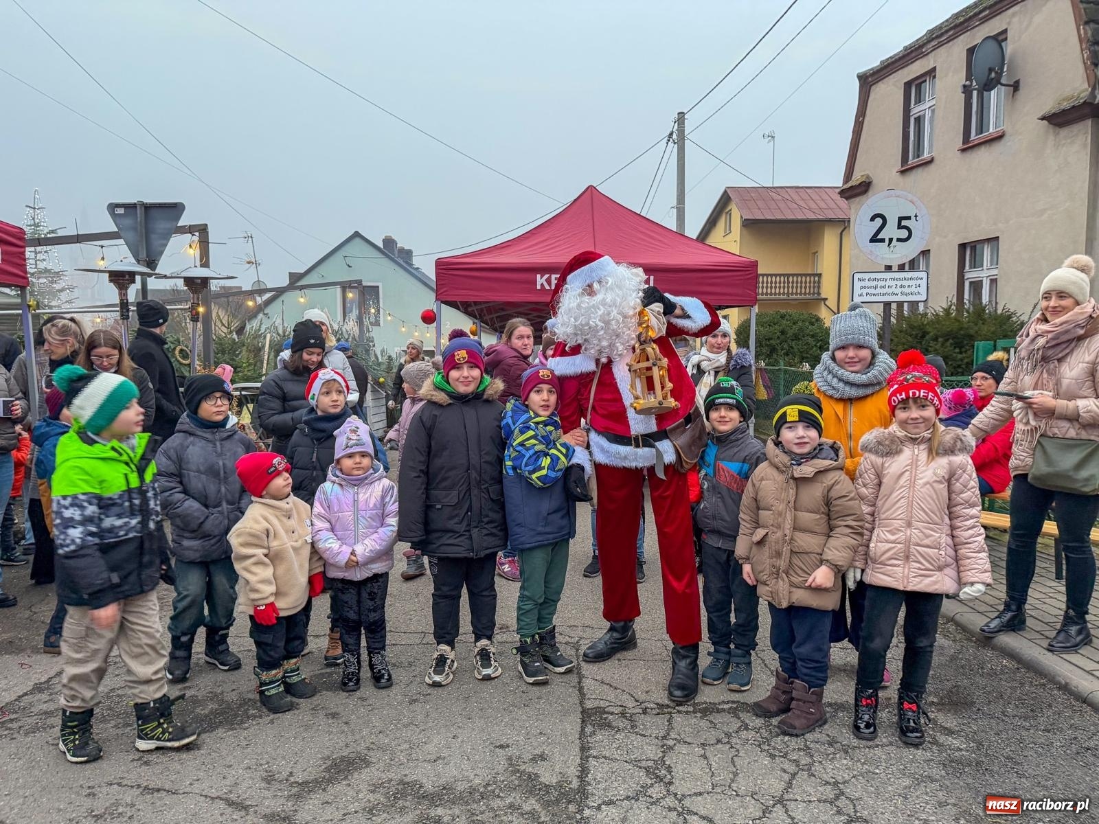 Zdjęcie w galerii na portalu naszraciborz.pl: Jarmark bożonarodzeniowy w Krowiarkach. Rodzinna atmosfera i świąteczne emocje wiadomości z regionu