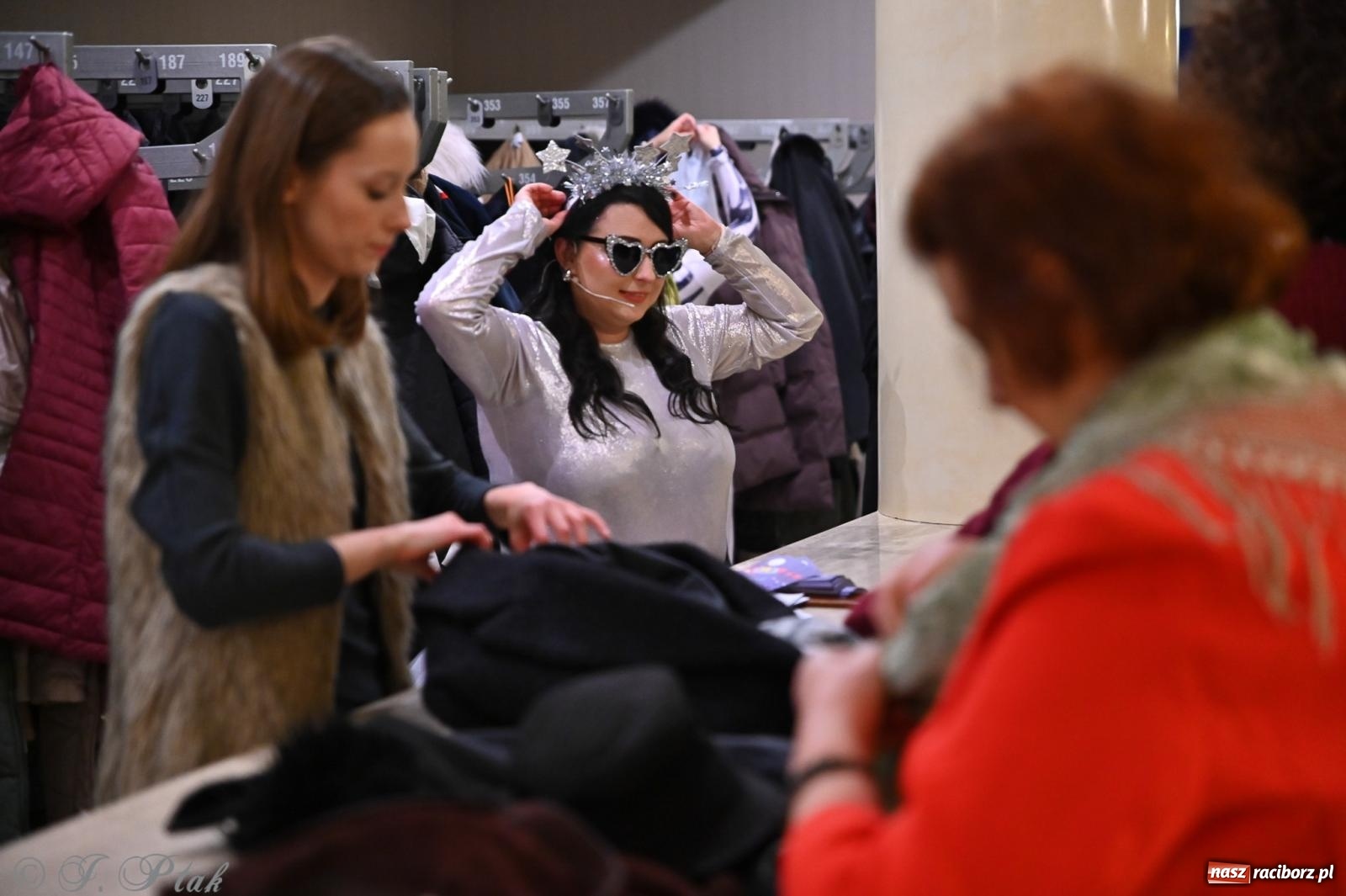 Zdjęcie w galerii na portalu naszraciborz.pl: Kosmiczna opowieść o solidarności. 22. Gwiazdka Serc przy niemal pełnej sali RCK [FOTO i WIDEO 1] wiadomości z regionu