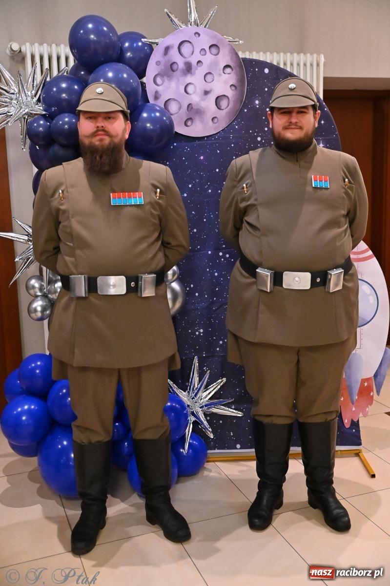 Zdjęcie w galerii na portalu naszraciborz.pl: Kosmiczna opowieść o solidarności. 22. Gwiazdka Serc przy niemal pełnej sali RCK [FOTO i WIDEO 1] wiadomości z regionu