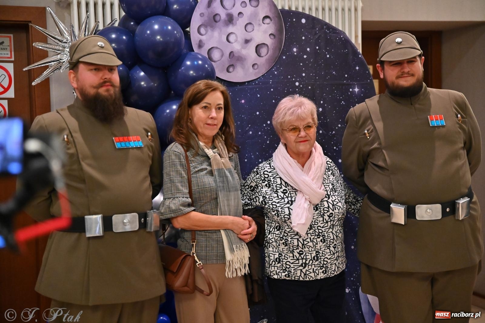 Zdjęcie w galerii na portalu naszraciborz.pl: Kosmiczna opowieść o solidarności. 22. Gwiazdka Serc przy niemal pełnej sali RCK [FOTO i WIDEO 1] wiadomości z regionu