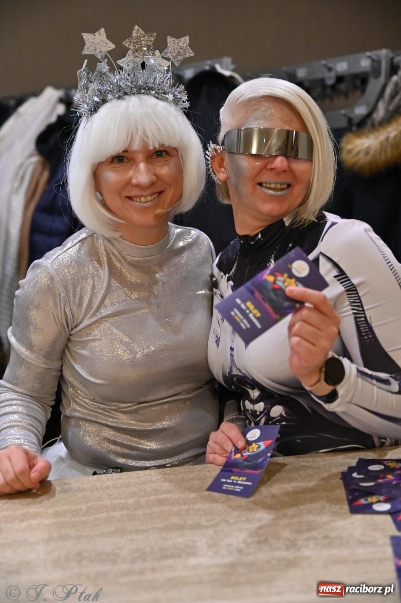 Zdjęcie w galerii na portalu naszraciborz.pl: Kosmiczna opowieść o solidarności. 22. Gwiazdka Serc przy niemal pełnej sali RCK [FOTO i WIDEO 1] wiadomości z regionu