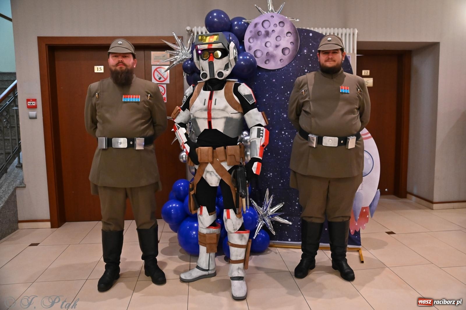 Zdjęcie w galerii na portalu naszraciborz.pl: Kosmiczna opowieść o solidarności. 22. Gwiazdka Serc przy niemal pełnej sali RCK [FOTO i WIDEO 1] wiadomości z regionu