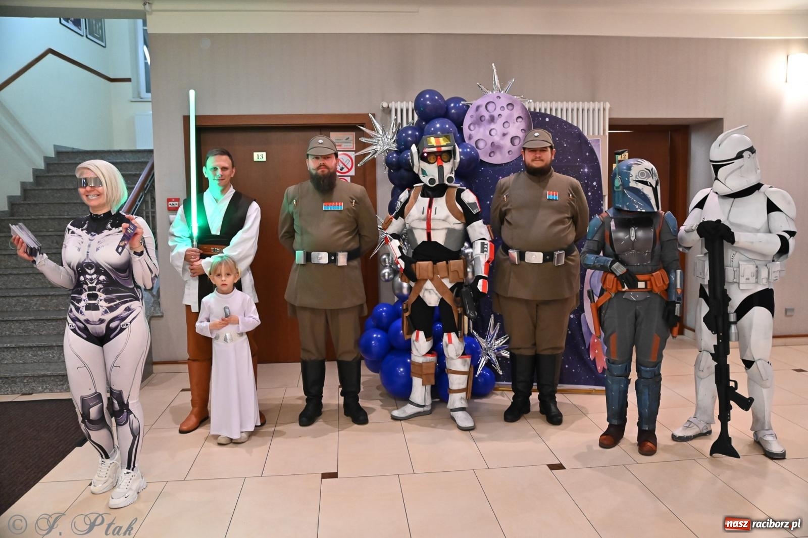 Zdjęcie w galerii na portalu naszraciborz.pl: Kosmiczna opowieść o solidarności. 22. Gwiazdka Serc przy niemal pełnej sali RCK [FOTO i WIDEO 1] wiadomości z regionu