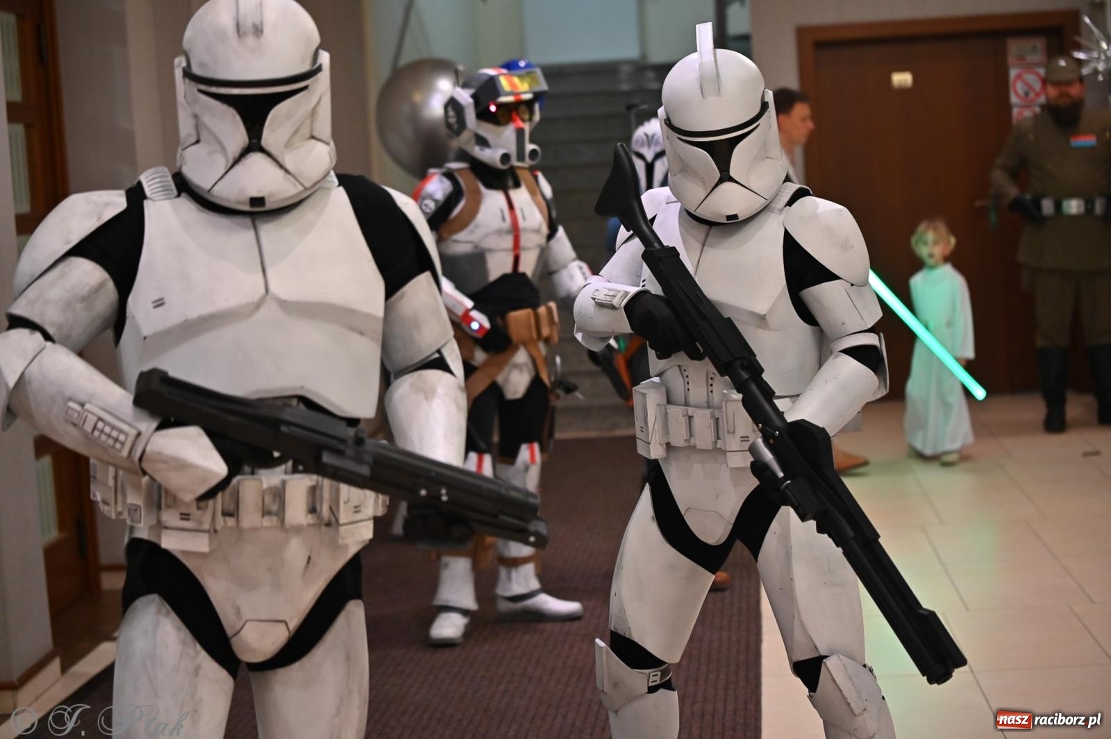 Zdjęcie w galerii na portalu naszraciborz.pl: Kosmiczna opowieść o solidarności. 22. Gwiazdka Serc przy niemal pełnej sali RCK [FOTO i WIDEO 1] wiadomości z regionu