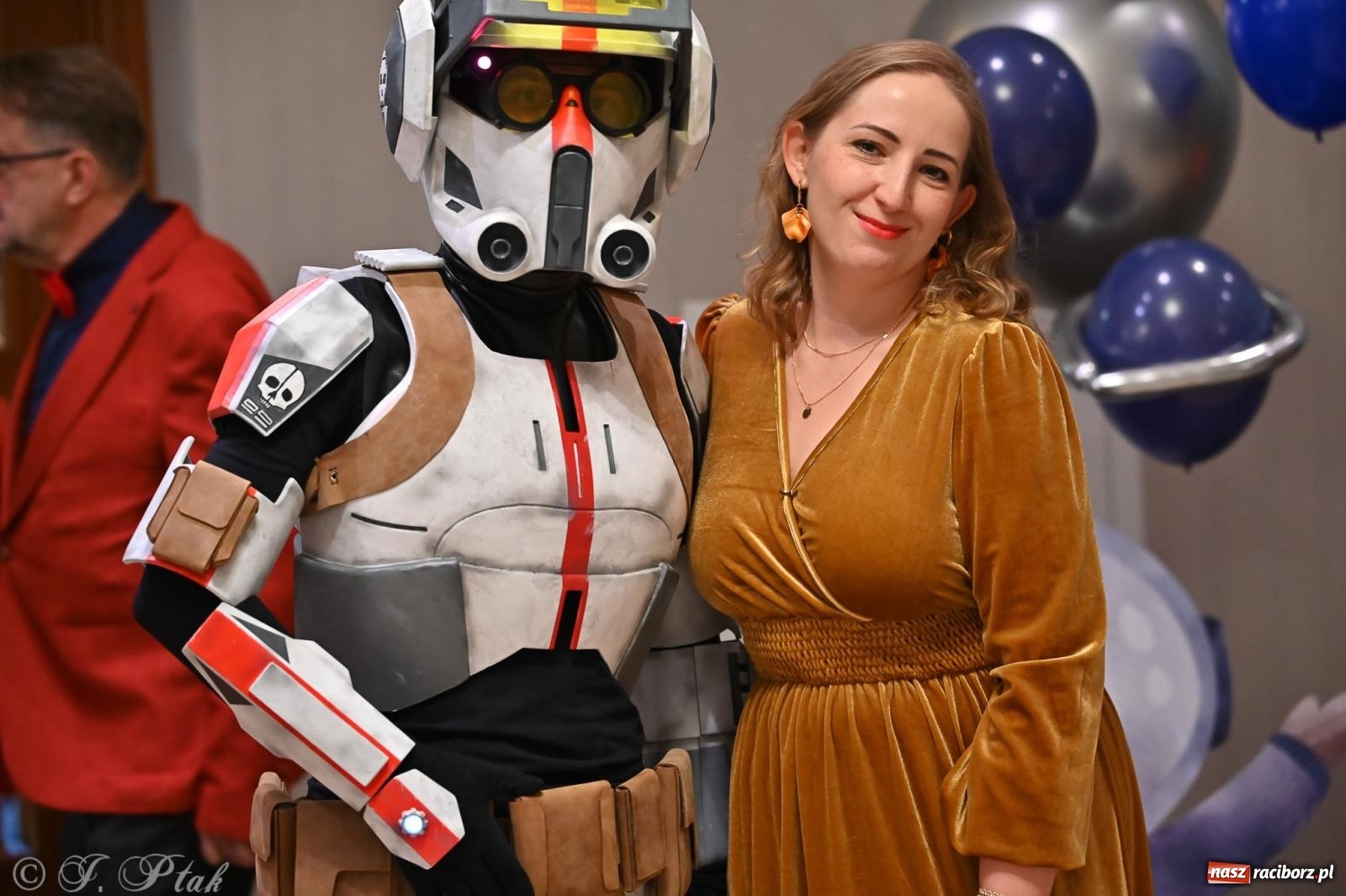 Zdjęcie w galerii na portalu naszraciborz.pl: Kosmiczna opowieść o solidarności. 22. Gwiazdka Serc przy niemal pełnej sali RCK [FOTO i WIDEO 1] wiadomości z regionu