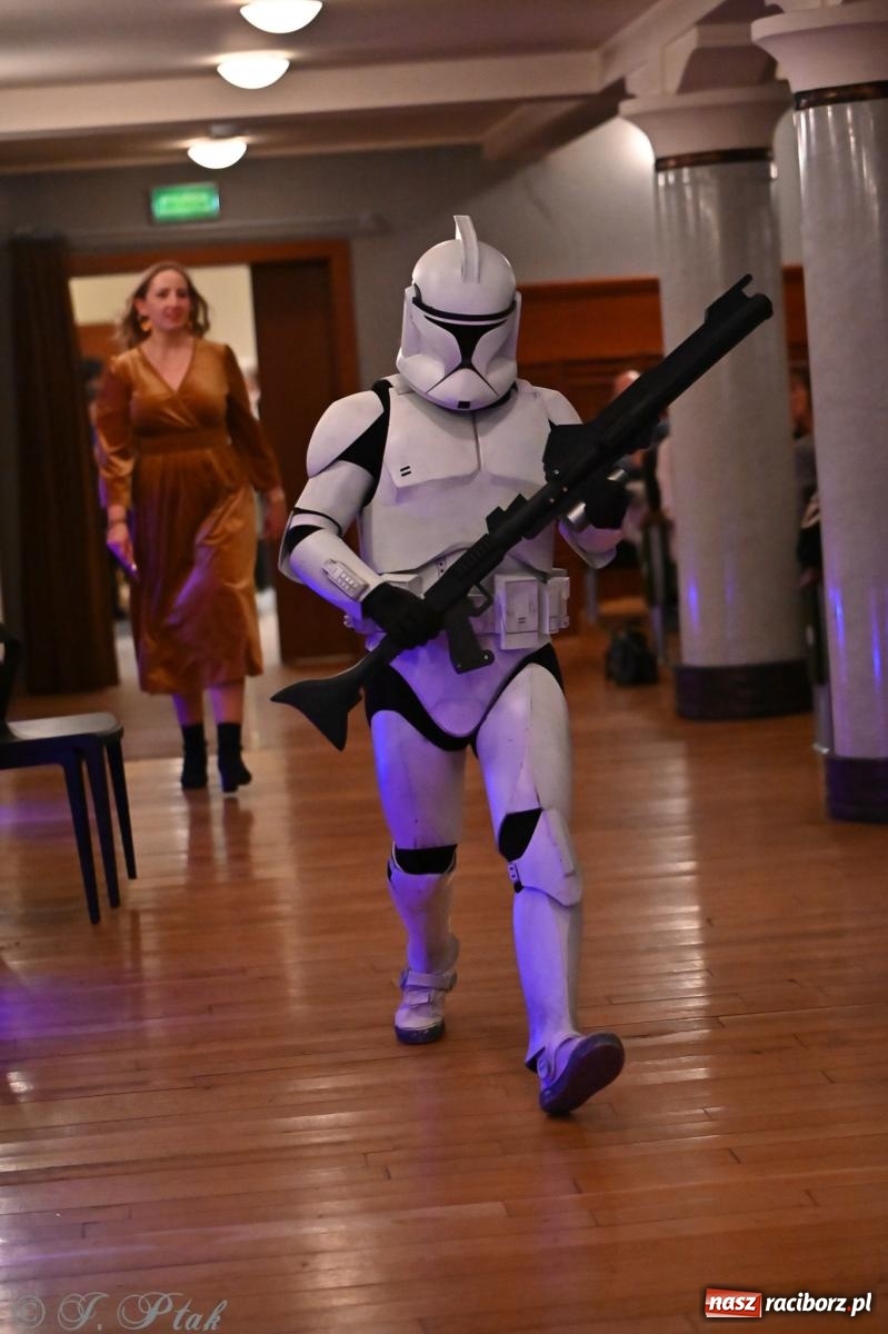 Zdjęcie w galerii na portalu naszraciborz.pl: Kosmiczna opowieść o solidarności. 22. Gwiazdka Serc przy niemal pełnej sali RCK [FOTO i WIDEO 1] wiadomości z regionu