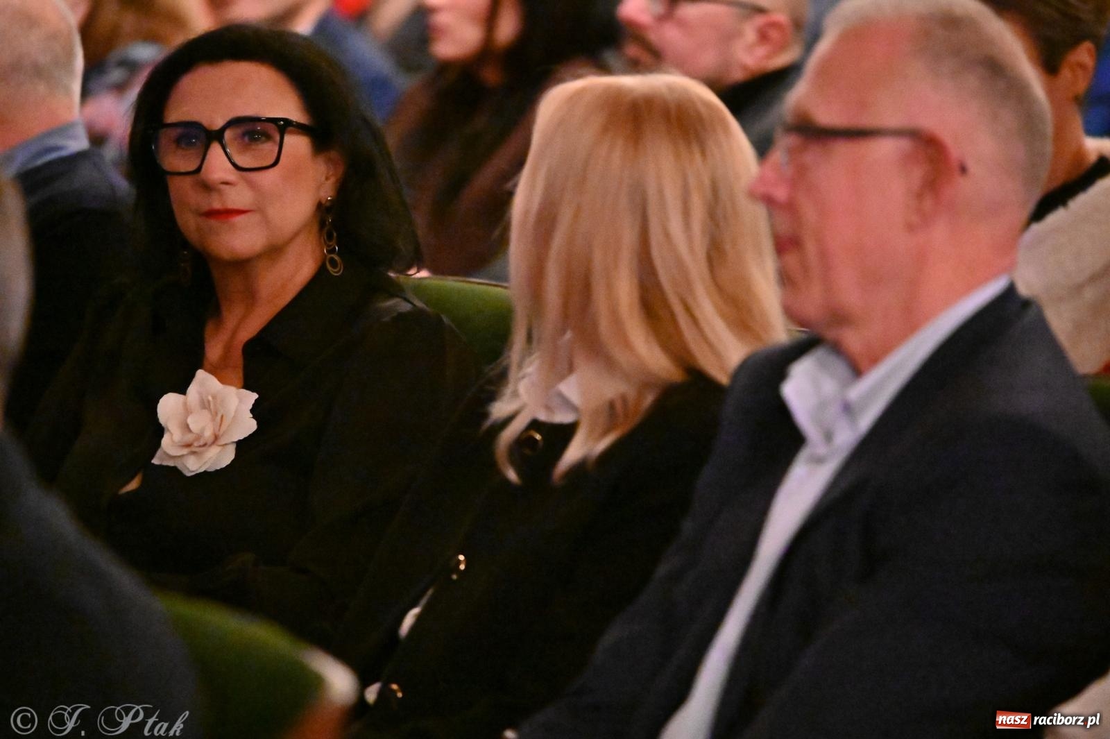 Zdjęcie w galerii na portalu naszraciborz.pl: Kosmiczna opowieść o solidarności. 22. Gwiazdka Serc przy niemal pełnej sali RCK [FOTO i WIDEO 1] wiadomości z regionu