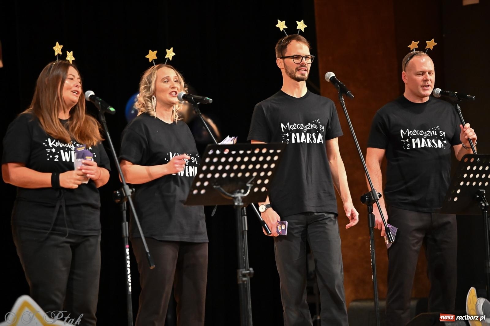 Zdjęcie w galerii na portalu naszraciborz.pl: Kosmiczna opowieść o solidarności. 22. Gwiazdka Serc przy niemal pełnej sali RCK [FOTO i WIDEO 1] wiadomości z regionu