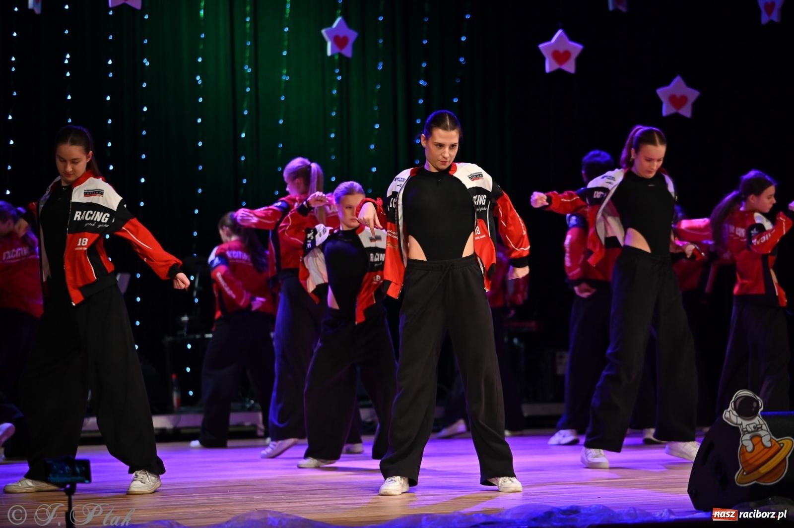 Zdjęcie w galerii na portalu naszraciborz.pl: Kosmiczna opowieść o solidarności. 22. Gwiazdka Serc przy niemal pełnej sali RCK [FOTO i WIDEO 1] wiadomości z regionu