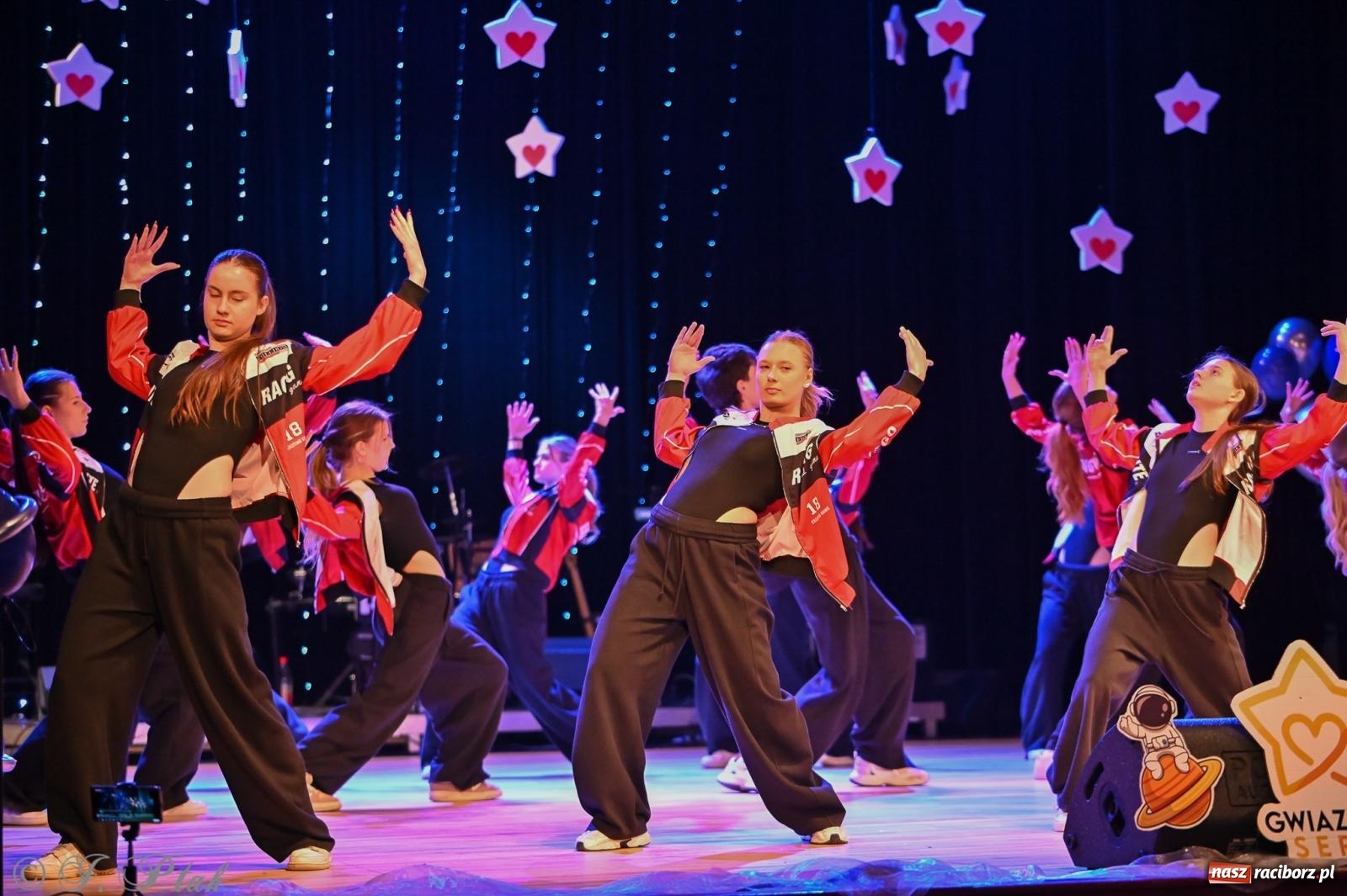 Zdjęcie w galerii na portalu naszraciborz.pl: Kosmiczna opowieść o solidarności. 22. Gwiazdka Serc przy niemal pełnej sali RCK [FOTO i WIDEO 1] wiadomości z regionu