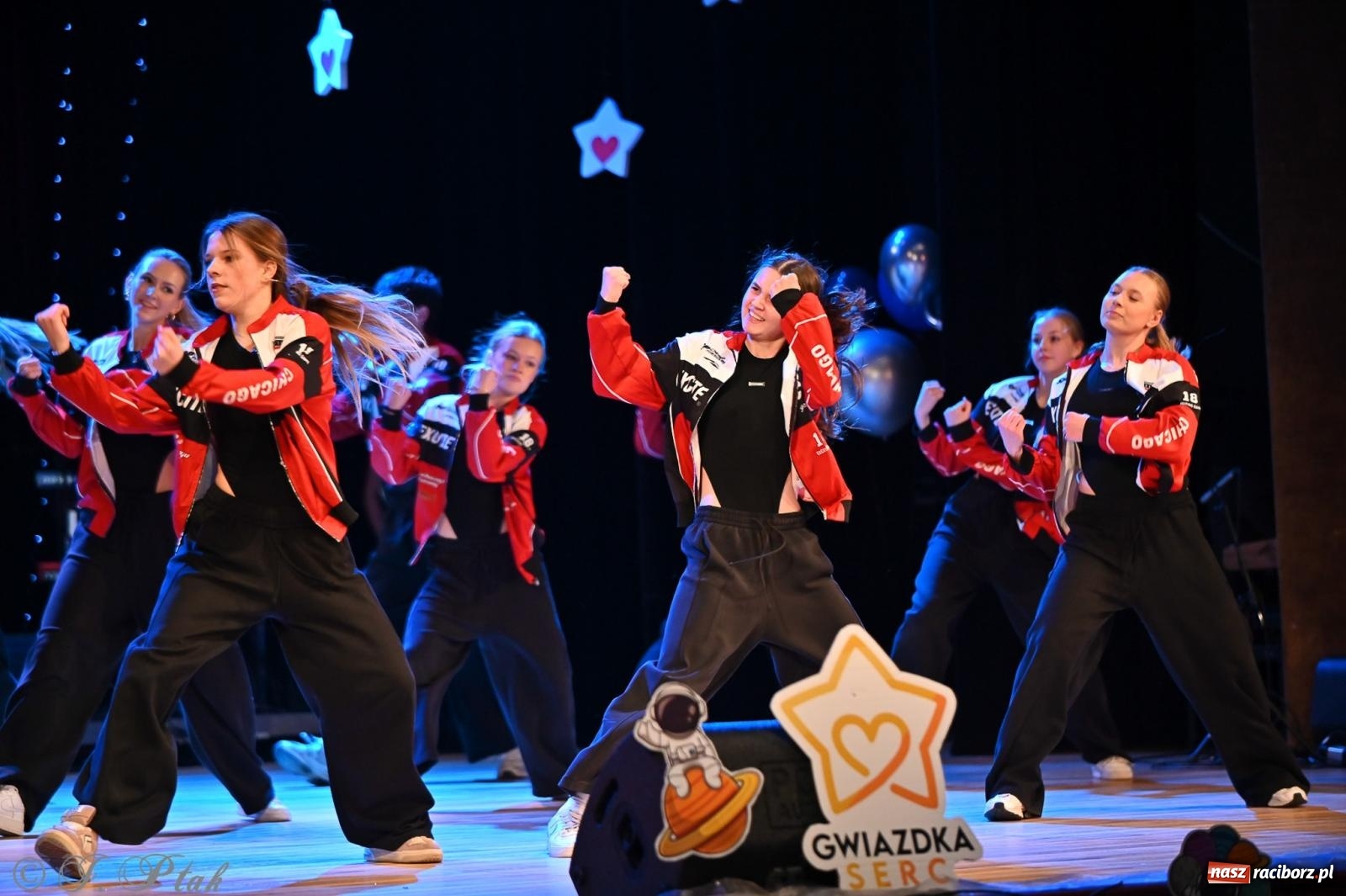 Zdjęcie w galerii na portalu naszraciborz.pl: Kosmiczna opowieść o solidarności. 22. Gwiazdka Serc przy niemal pełnej sali RCK [FOTO i WIDEO 1] wiadomości z regionu