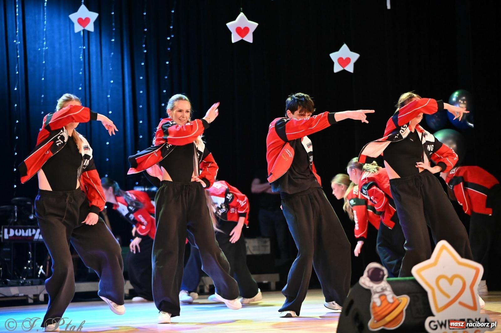 Zdjęcie w galerii na portalu naszraciborz.pl: Kosmiczna opowieść o solidarności. 22. Gwiazdka Serc przy niemal pełnej sali RCK [FOTO i WIDEO 1] wiadomości z regionu