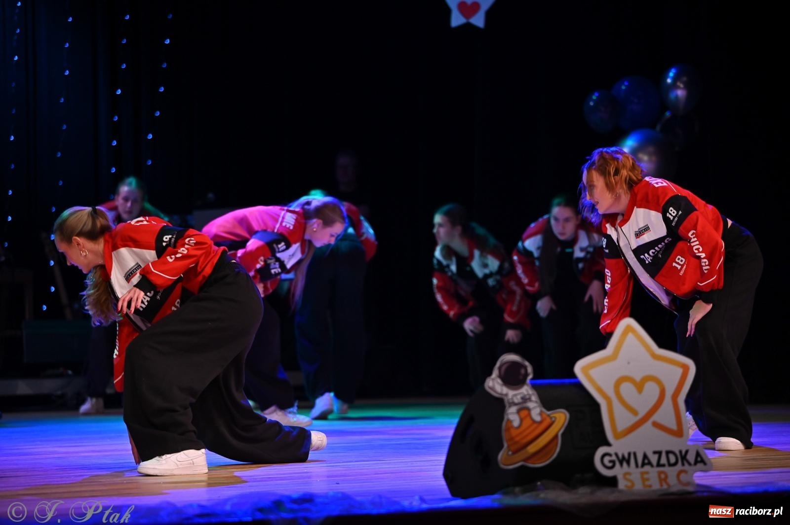 Zdjęcie w galerii na portalu naszraciborz.pl: Kosmiczna opowieść o solidarności. 22. Gwiazdka Serc przy niemal pełnej sali RCK [FOTO i WIDEO 1] wiadomości z regionu