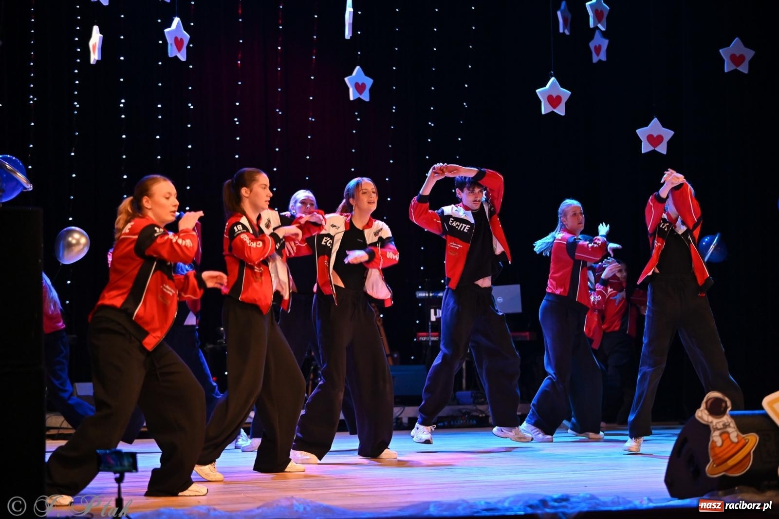 Zdjęcie w galerii na portalu naszraciborz.pl: Kosmiczna opowieść o solidarności. 22. Gwiazdka Serc przy niemal pełnej sali RCK [FOTO i WIDEO 1] wiadomości z regionu