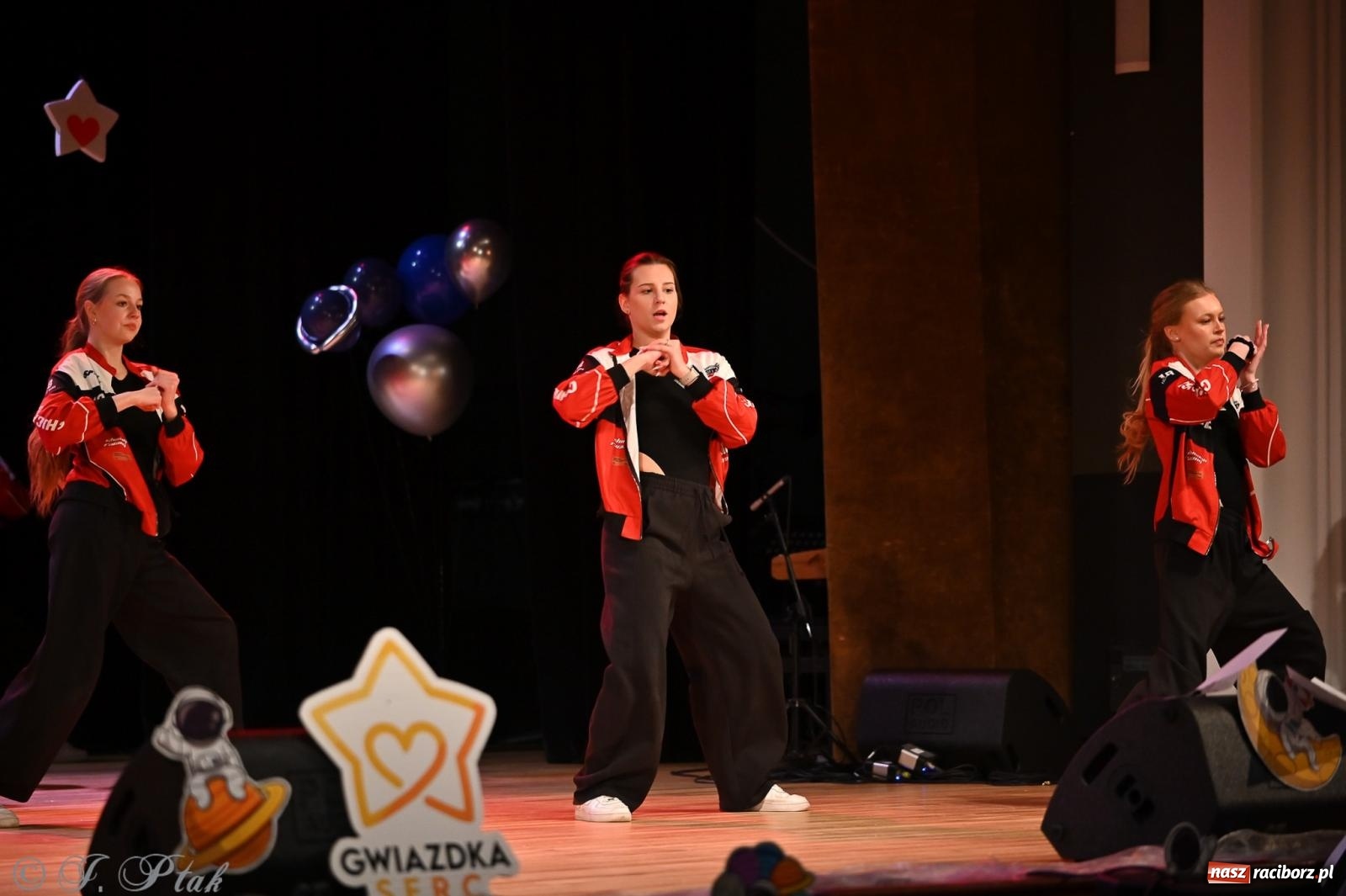 Zdjęcie w galerii na portalu naszraciborz.pl: Kosmiczna opowieść o solidarności. 22. Gwiazdka Serc przy niemal pełnej sali RCK [FOTO i WIDEO 1] wiadomości z regionu