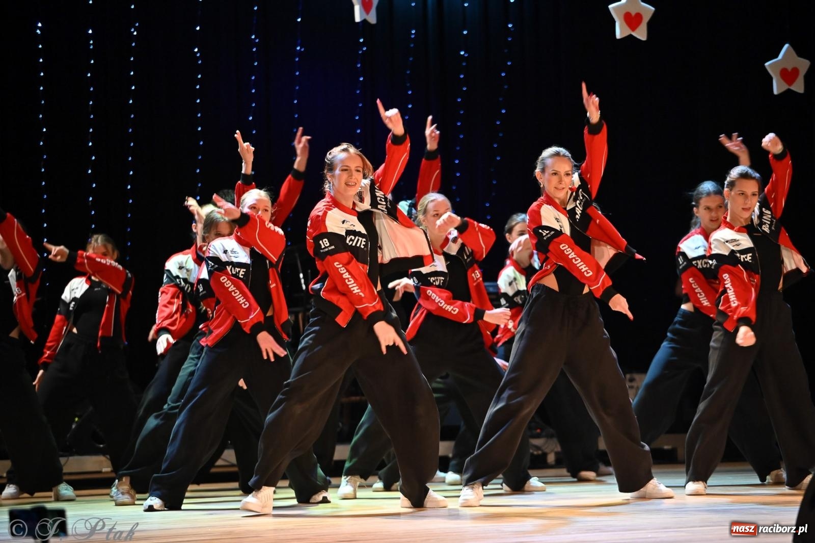 Zdjęcie w galerii na portalu naszraciborz.pl: Kosmiczna opowieść o solidarności. 22. Gwiazdka Serc przy niemal pełnej sali RCK [FOTO i WIDEO 1] wiadomości z regionu