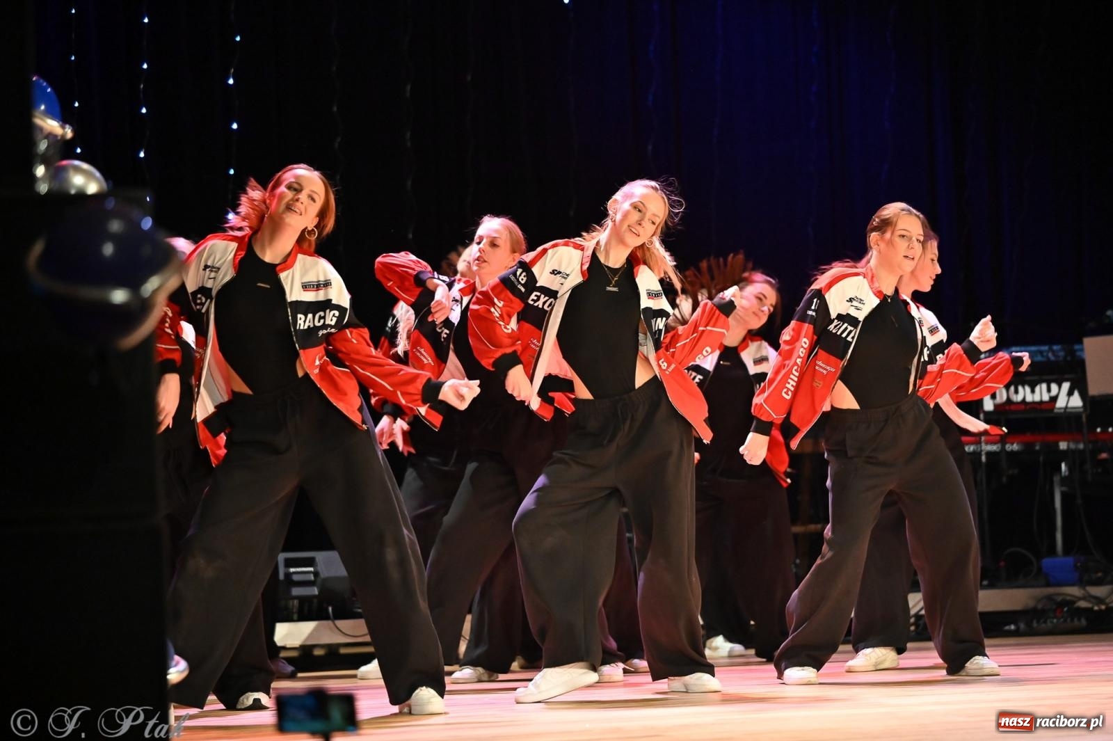 Zdjęcie w galerii na portalu naszraciborz.pl: Kosmiczna opowieść o solidarności. 22. Gwiazdka Serc przy niemal pełnej sali RCK [FOTO i WIDEO 1] wiadomości z regionu