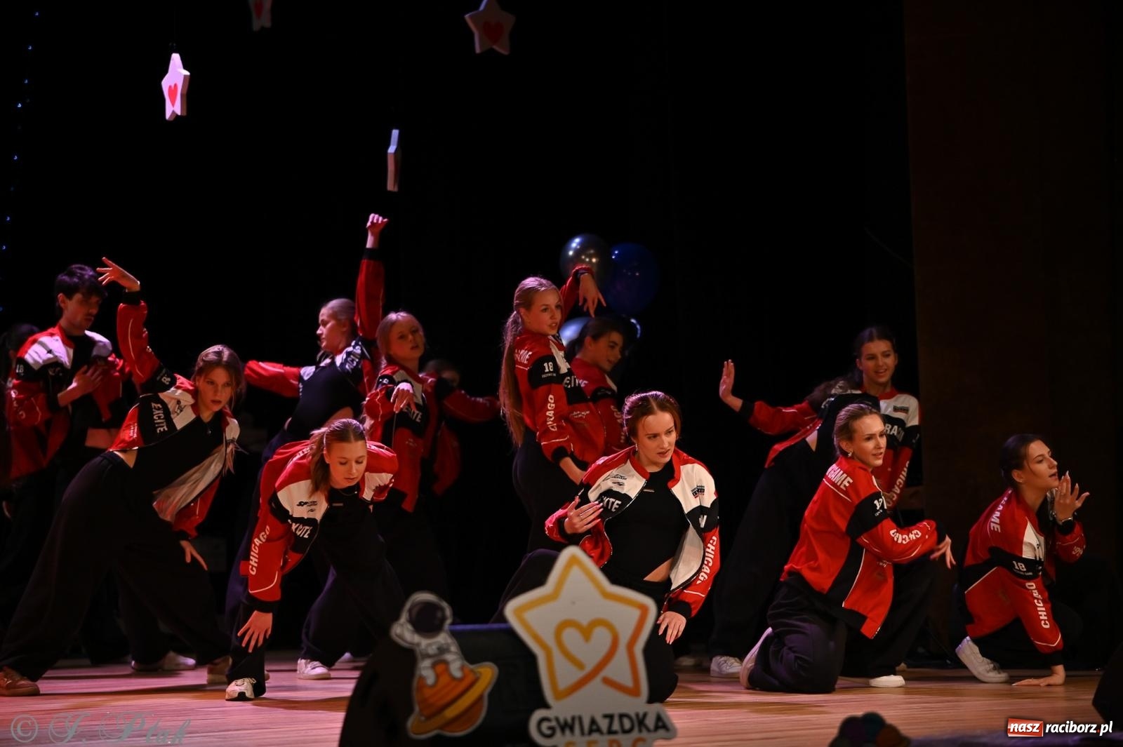 Zdjęcie w galerii na portalu naszraciborz.pl: Kosmiczna opowieść o solidarności. 22. Gwiazdka Serc przy niemal pełnej sali RCK [FOTO i WIDEO 1] wiadomości z regionu