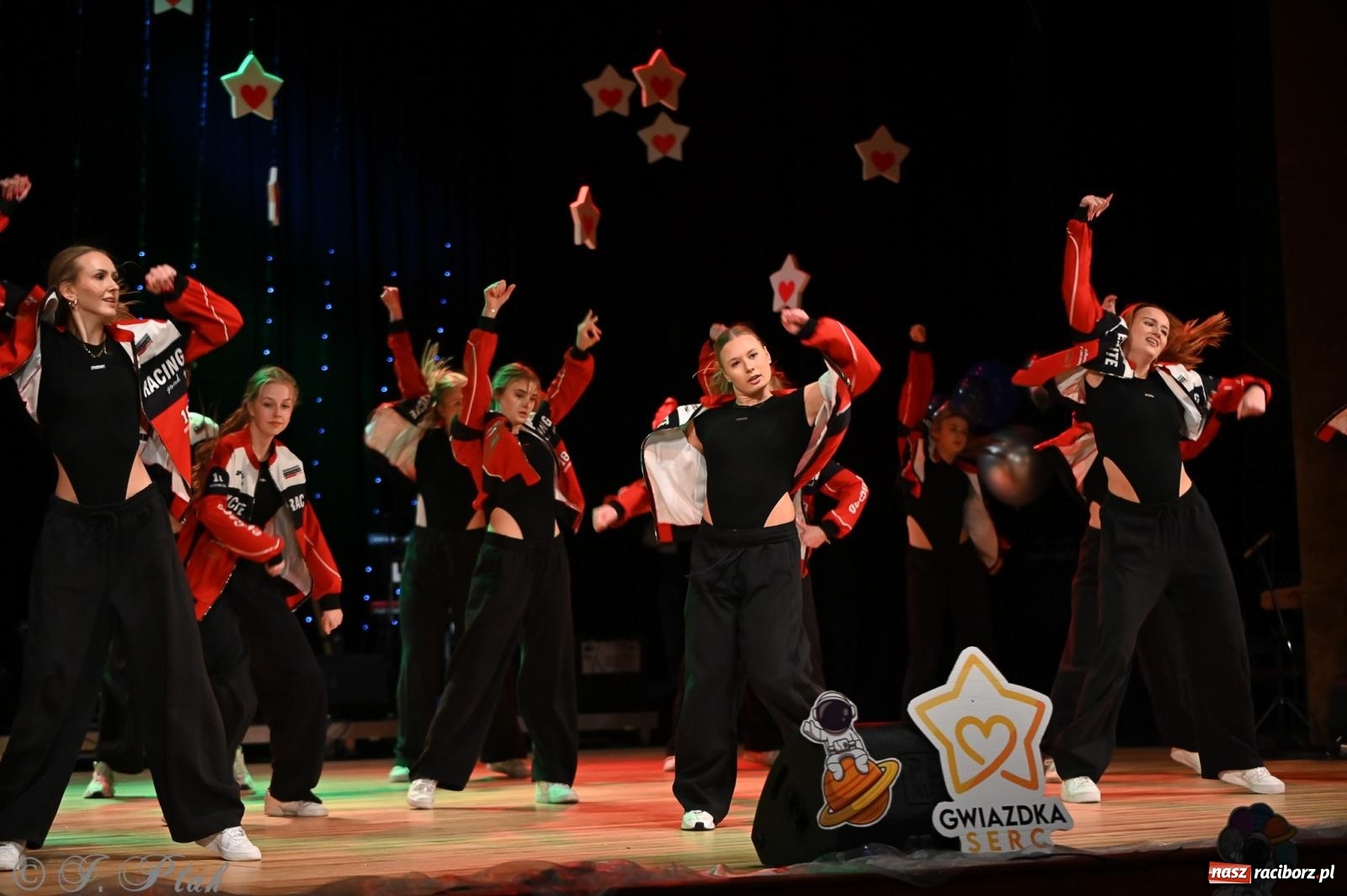 Zdjęcie w galerii na portalu naszraciborz.pl: Kosmiczna opowieść o solidarności. 22. Gwiazdka Serc przy niemal pełnej sali RCK [FOTO i WIDEO 1] wiadomości z regionu