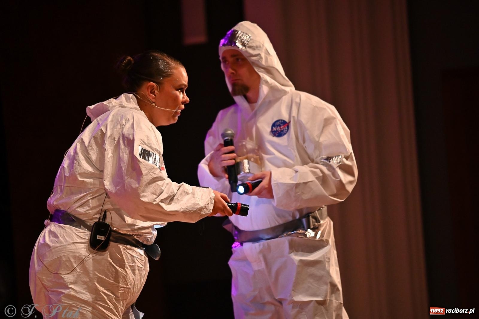 Zdjęcie w galerii na portalu naszraciborz.pl: Kosmiczna opowieść o solidarności. 22. Gwiazdka Serc przy niemal pełnej sali RCK [FOTO i WIDEO 1] wiadomości z regionu