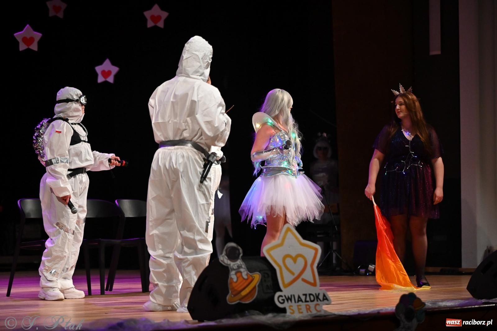 Zdjęcie w galerii na portalu naszraciborz.pl: Kosmiczna opowieść o solidarności. 22. Gwiazdka Serc przy niemal pełnej sali RCK [FOTO i WIDEO 1] wiadomości z regionu