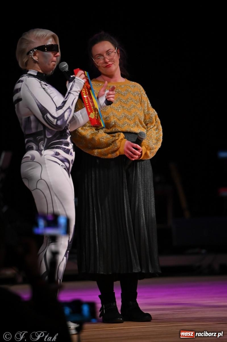 Zdjęcie w galerii na portalu naszraciborz.pl: Kosmiczna opowieść o solidarności. 22. Gwiazdka Serc przy niemal pełnej sali RCK [FOTO i WIDEO 1] wiadomości z regionu