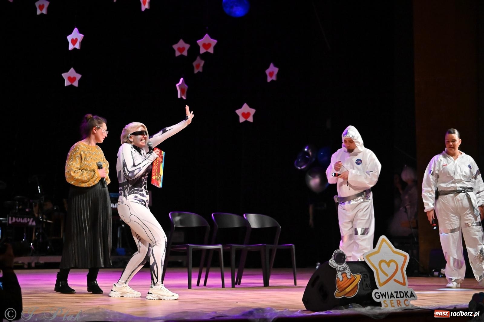 Zdjęcie w galerii na portalu naszraciborz.pl: Kosmiczna opowieść o solidarności. 22. Gwiazdka Serc przy niemal pełnej sali RCK [FOTO i WIDEO 1] wiadomości z regionu
